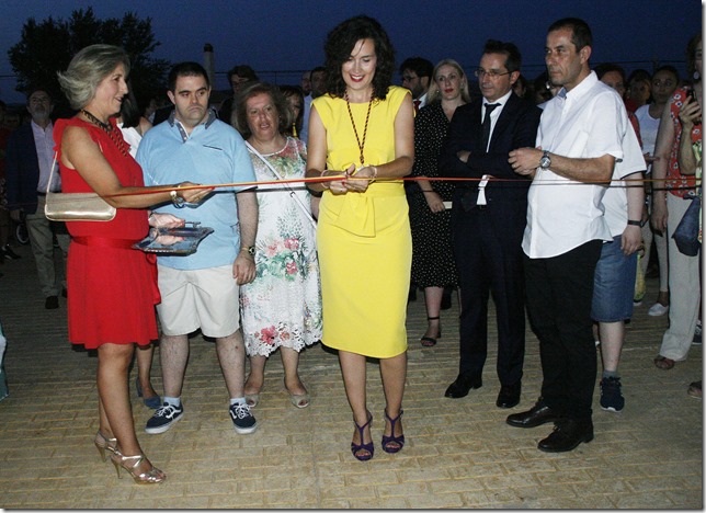 La alcaldesa de Calzada de Calatrava corta la cinta en la inauguración de las Fiestas del Jubileo