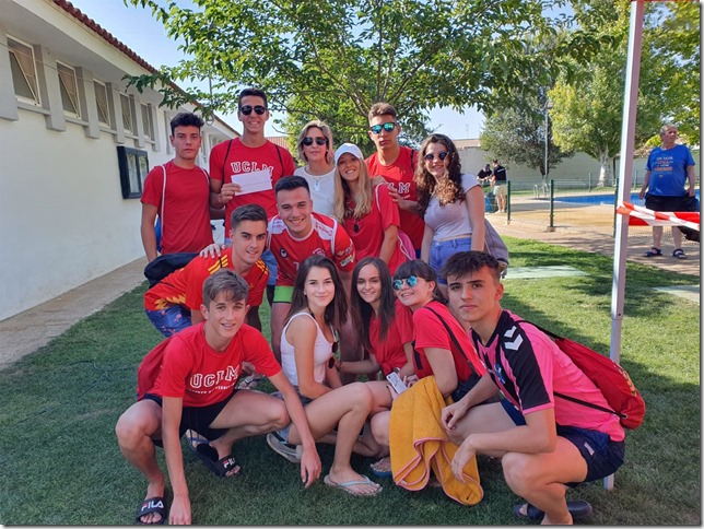 Ángela Ruiz Espinosa posando junto a una de las peñas