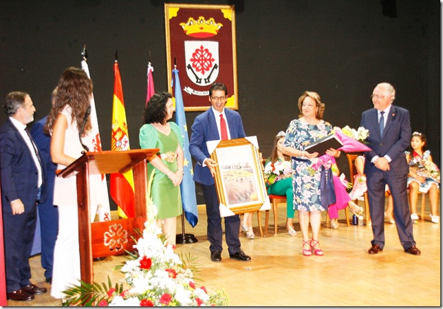 Al presidente de la Diputaci&oacute;n se le obsequi&oacute; con una obra del pintor local Feliciano Moya