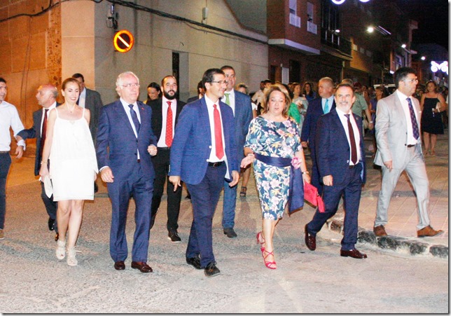 Comitiva oficial de camino al recinto ferial de Aldea del Rey