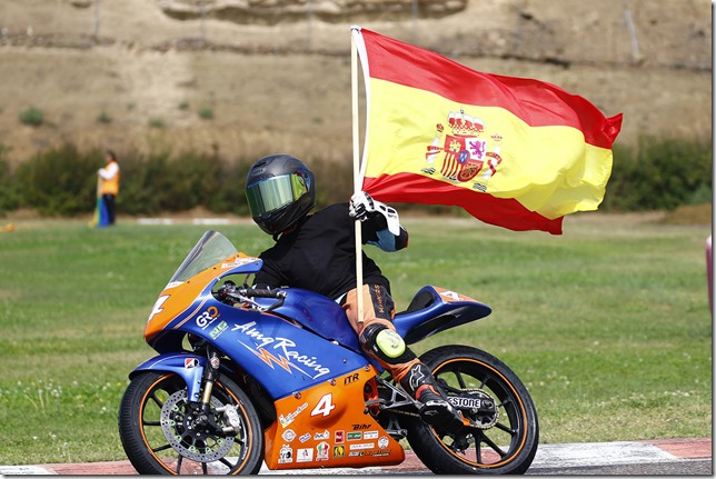 David porta la bandera de España en Recas, este domingo al cerrar competición como campeón de España