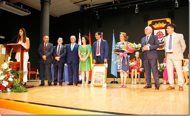 Foto de familia de autoridades e invitados a acto de inauguraci&oacute;n de las fiestas