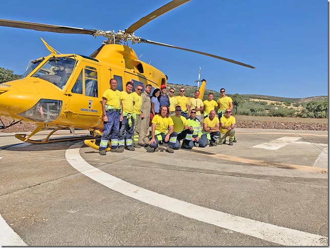 Gema García Ríos posando con los miembros del dispositivo de extinción de incendios situado en La Atalaya de Calzada de Calatrava