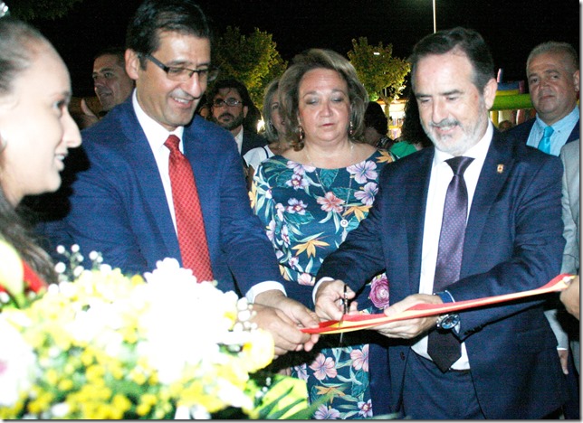 Jos&eacute; Luis Villanueva cortando la cinta inaugural junto al presidente de la Diputaci&oacute;n