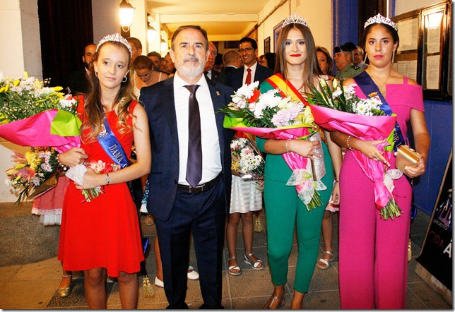 Jos&eacute; Luis Villanueva posando con las reinas de las fiestas