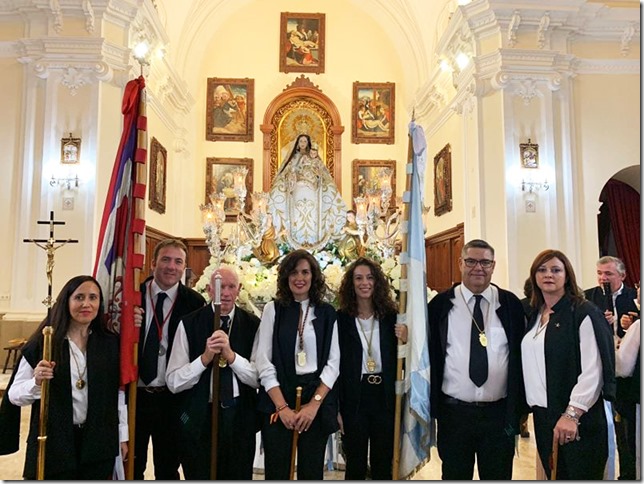 La alcaldesa de Calzada de Calatrava junto a miembros de la Hermandad de la Virgen de los Remedios
