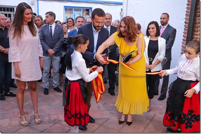 Momento de corte de cinta inaugural