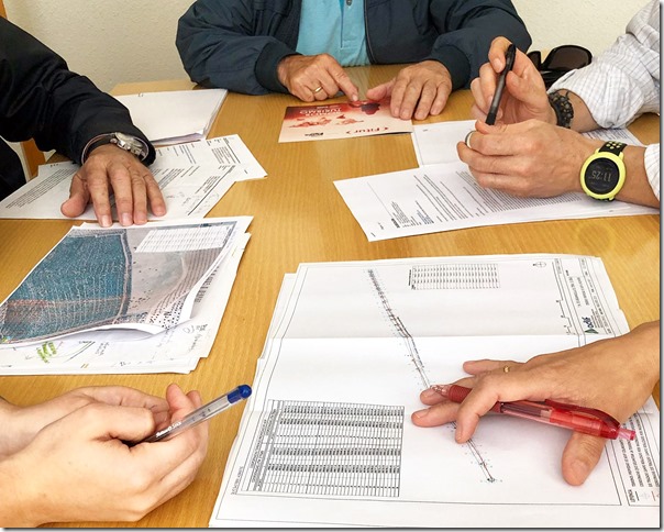 Otra imagen de la mesa de trabajo durante la reunión