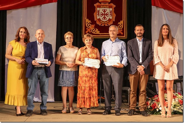 Posando con sus respectivas placas de las menciones honor&iacute;ficas a la cultura y a la solidaridad, junto a las autoridades
