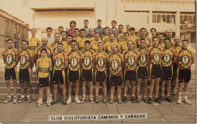 Primera formaci&oacute;n del Club Cicloturista Caminos y Ca&ntilde;adas pocos meses despu&eacute;s de su fundaci&oacute;n