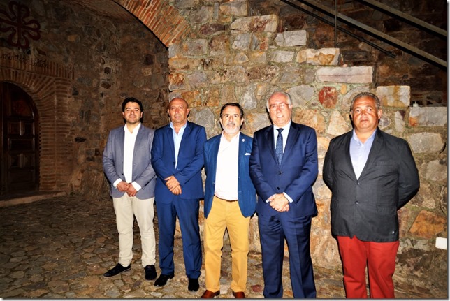 Autoridades locales, provinciales y regionales posando para los medios de comunicaci&oacute;n durante la celebraci&oacute;n de La Noches de las Velas en el Castillo