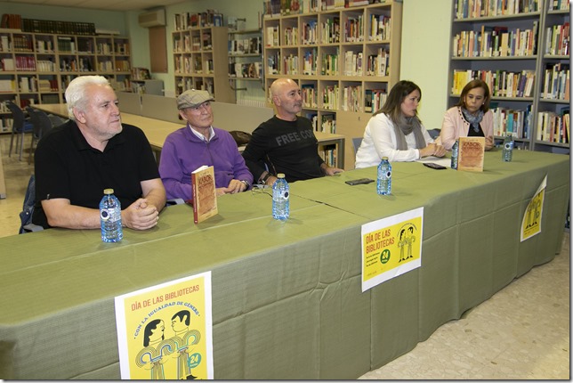 Composición de la mesa durante el encuentro con Miguel Ángel Márquez (en el centro) autor de El diario de Kabor el oretano