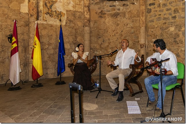 El cantaor Emiliano López y su grupo de cante flamenco actuaron en la majestuosa Iglesia del castillo en la Noche de las Velas