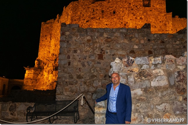 El concejal de Cultura de Aldea del Rey, C&aacute;ndido Barba, posando delante de la impresionante muralla del castillo de Calatrava La Nueva