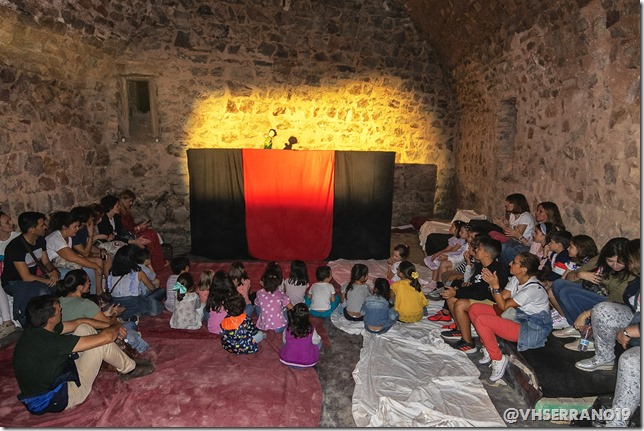 En las caballerizas del castillo actuaron los artistas del humor el grupo Clown Risas, que hicieron las delicias de los m&aacute;s peque&ntilde;os