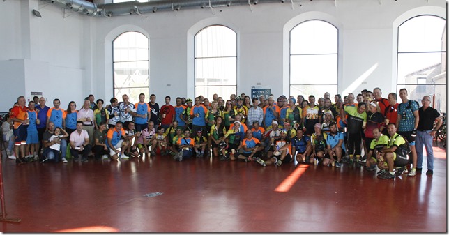 Foto de familia de participantes a la Marcha 25 aniversario del Club Ciclista Caminos y Ca&ntilde;adas