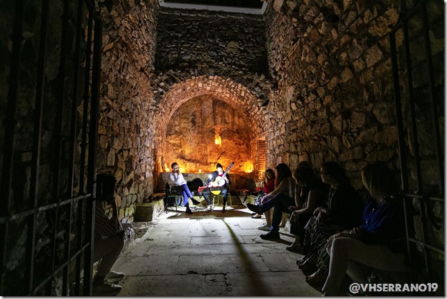 La actuaci&oacute;n del D&uacute;o Contrastes, de guitarra cl&aacute;sica, la llevaron a cabo en la misteriosa capilla de los M&aacute;rtires del Castillo de Calatrava La Nueva