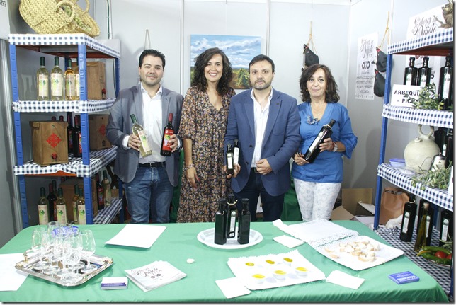 La alcaldesa de Calzada de Calatrava y el Vicepresidente de la Diputación en el stand de la cooperativa Salvatierra