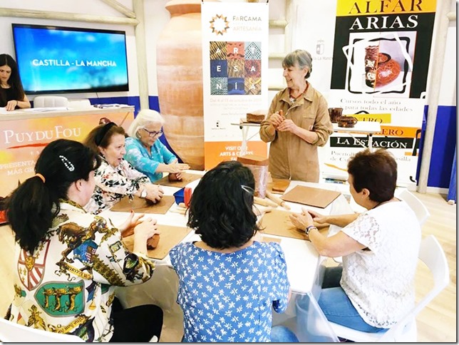 La alfarera María de Gracia Arias dirigiendose a los participantes del taller