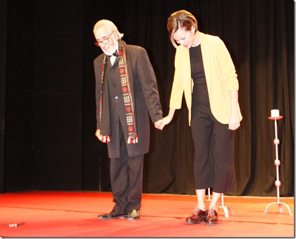Luis Molina y Marta Bolaños recibiendo el aplaudo del numeroso público asistente al acto inaugural del festival