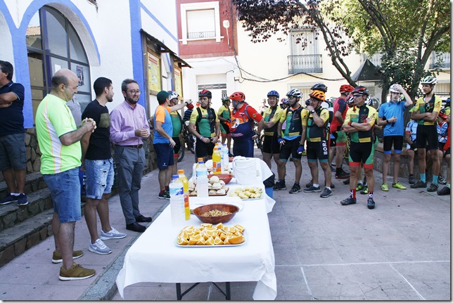 Pablo Toledano, alcalde de Brazatortas recibió a los participantes en la Marcha 25 aniversario Pablo Toledano, alcalde de Brazatortas recibió a los participantes en la Marcha 25 aniversario