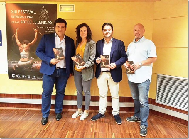 Posando para los medios de comunicaci&oacute;n durante la presentaci&oacute;n del festival calzade&ntilde;o