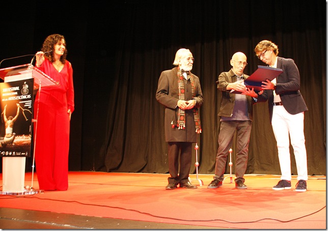 Ramón Fernández Espinosa entregó la placa a José Sanchis durante la inauguración del Festival