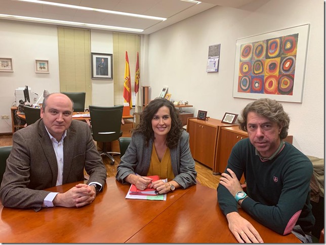Un momento durante la visita de la alcaldesa de Calzada de Calatrava al Director Provincial de Sanidad en Ciudad Real