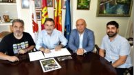 El Ayuntamiento de Aldea Del Rey y el restaurante Villa Isabelica firman un convenio para la celebración de ‘La Noche de las Velas’ en el Castillo de Calatrava la Nueva