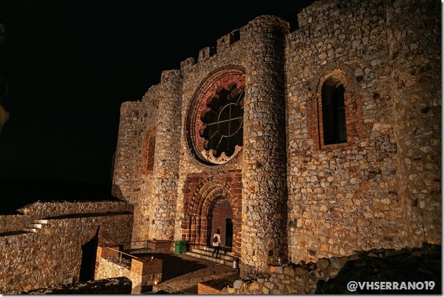 impresionante fotograf&iacute;a de Ventura Huertas Serrano durante la celebraci&oacute;n de la Noche de las Velas en el castillo