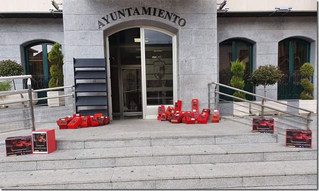 A la puerta del ayuntamiento de Calzada de Calatrava, cajas de zapatos y buzones donde los calzade&ntilde;os han depositado sus mensajes
