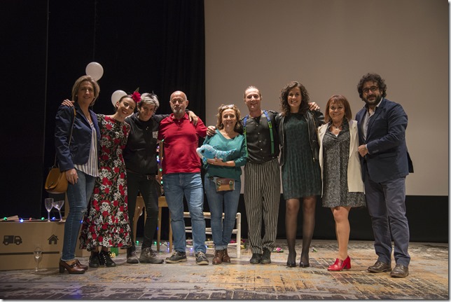 Autoridades y organizadores del Festival de Calzada de Calatrava junto a los actores de 'Vecinos'