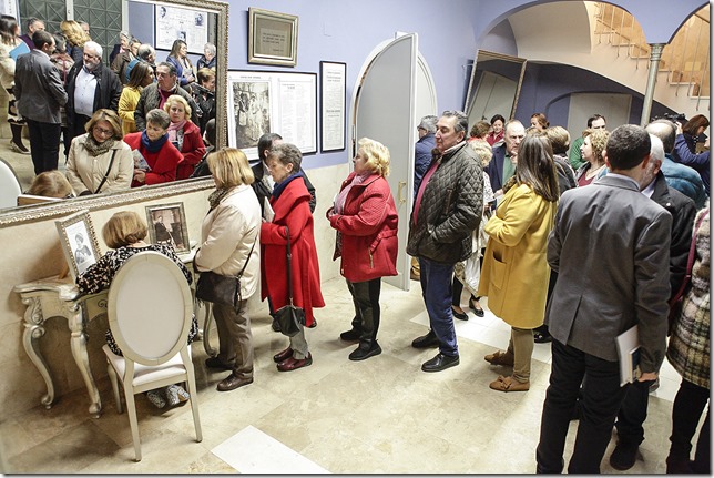 En los prolegómenos al acto, Rey dedicaba la novela en el vestíbulo del Teatro