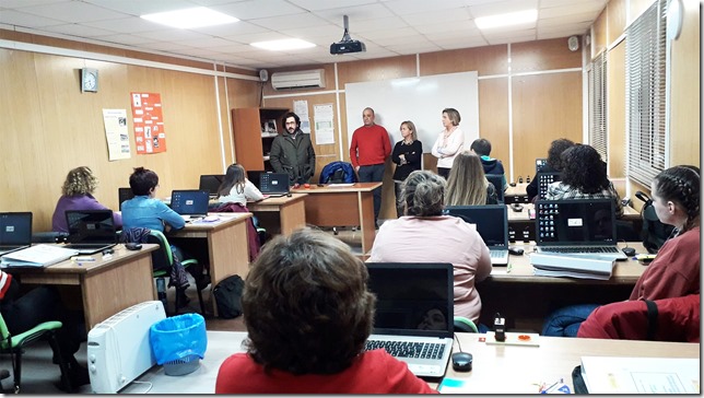 José Antonio Valencia dirigiéndose a las alumnas del curso