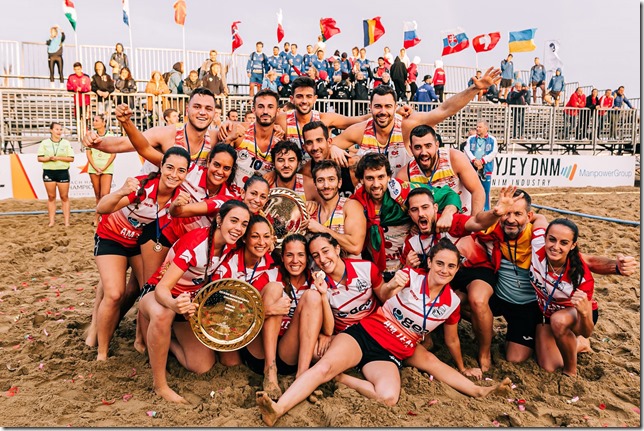 La jugadora de Aldea del Rey, Paula Morales junto a sus compa&ntilde;eras celebrando el &eacute;xito conseguido