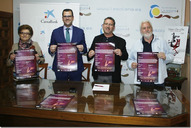 María Catalina de Lara, Miguel Muñoz, Luis Díaz-Cacho y Julio Criado mostrando los carteles del Encuentro Oretania de Poetas