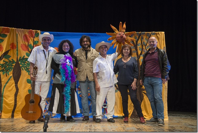 Responsables del Festival de Calzada de Calatrava posando junto a los actores de la compañía de Cuba Teatro la Maleta