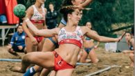 Amigos y vecinos felicitan a la joven Paula Morales, tras ser Campeona de Europa de Balonmano Playa con Las Cats