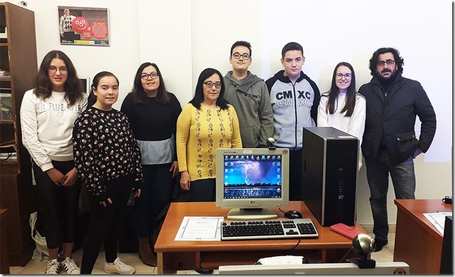 El concejal de Cultura de Calzada de Calatrava, José Antonio Valencia posando junto a los alumnos del curso