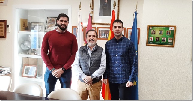 El alcalde de Aldea del Rey, José Luis Villanueva, posando junto a los nuevos policías localdes