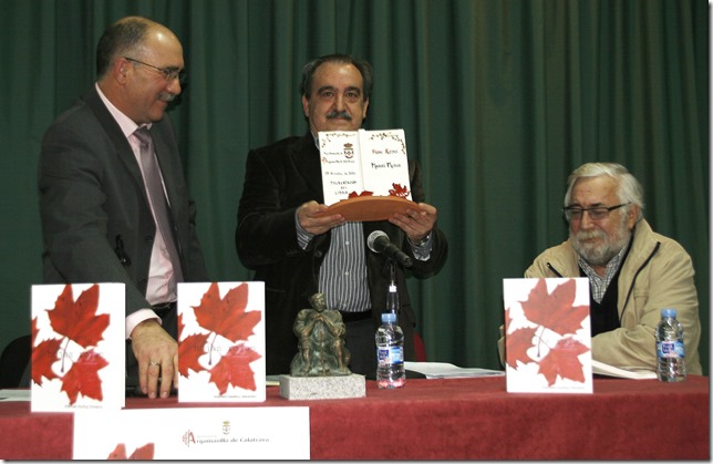 El poeta Manuel Mu&ntilde;oz Moreno durante la presentaci&oacute;n de su libro Hojas Rojas en Argamasilla de Calatrava. Diciembre 2010