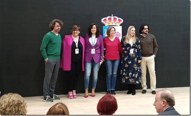 Foto de familia despu&eacute;s de la exposici&oacute;n realizada por la alcaldesa de Calzada de Calatrava, Gema Garc&iacute;a R&iacute;os
