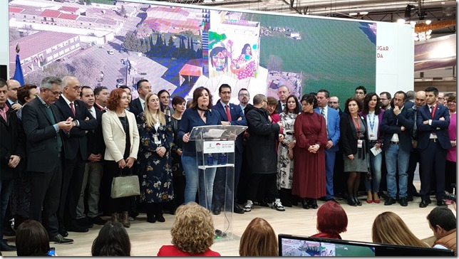 Gema Garc&iacute;a R&iacute;os junto a otros alacaldes y autoridades durante la presentaci&oacute;n de Titanes al fondo la imagen del silo de Calzada de Calatrava