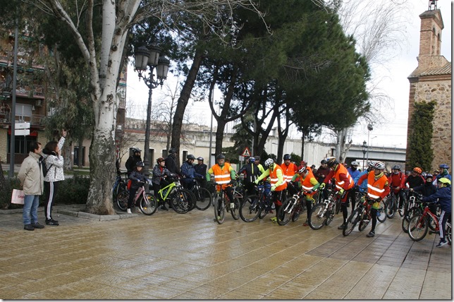 La Concejala Delegada de Medio Ambiente, Noelia Caballero Romero dando la salida a los ciclistas participantes en la marcha