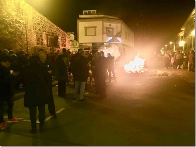 Un momento durante el encendido de las hogueras de San Antón en Argamasilla de Calatrava