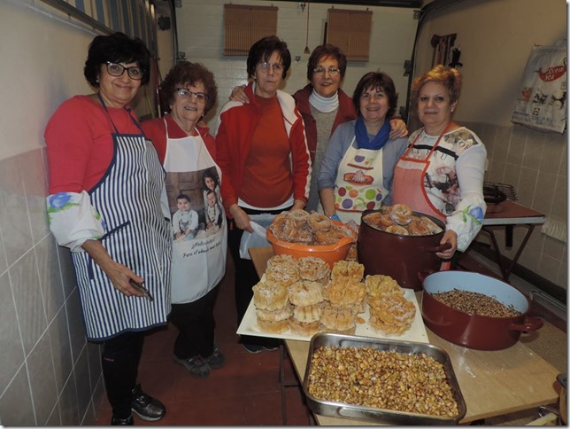 Un momento durante la preparación de los dulces y viandas que se degustarían en la celebración de San Antón