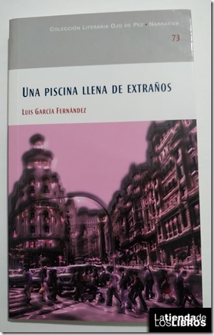 Una piscina llena de extra&ntilde;os