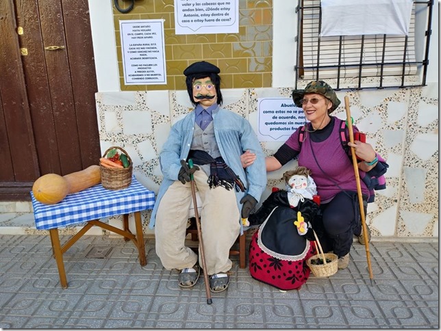 Adela Jimenez posa junto a uno de los peleles calzade&ntilde;os