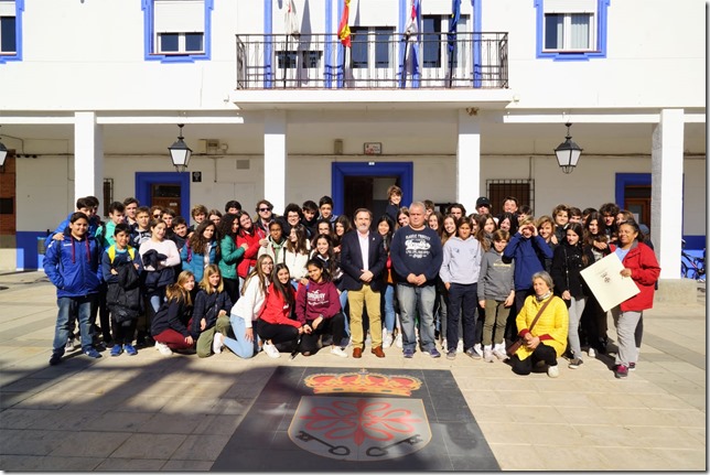Alumnos y autoridades posando a las puertas del ayuntamiento de Aldea del Rey