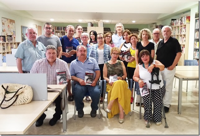 En la imagen del Club de Lectura podemos ver a Manuel Muñoz Moreno sentado en una de las reuniones